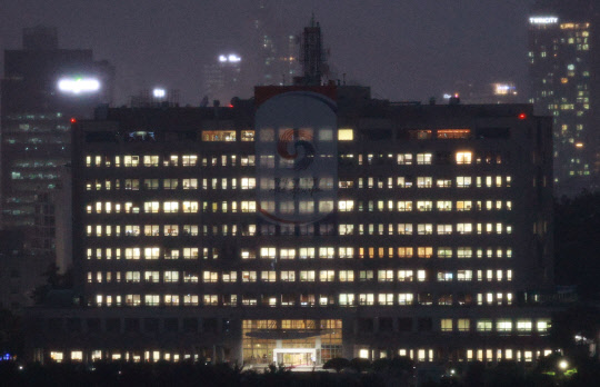 지난 5일 저녁 불 밝힌 서울 용산구 대통령실 청사.<연합뉴스>